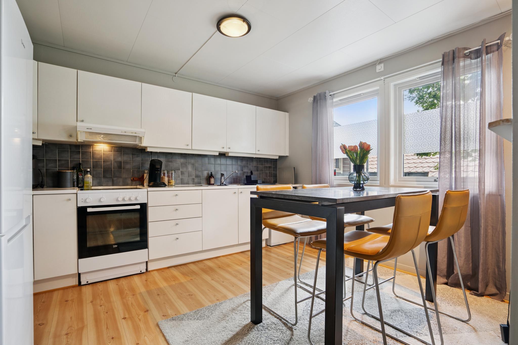 Kjøkken med godt lysinnslipp